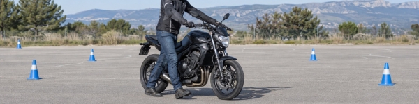 Déplacer sa moto moteur coupé : comment éviter la chute à l’arrêt ?