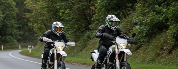 Rouler en groupe à moto : les règles essentielles