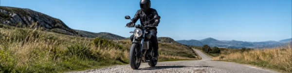 Gravillons à moto : comment garder le contrôle ?