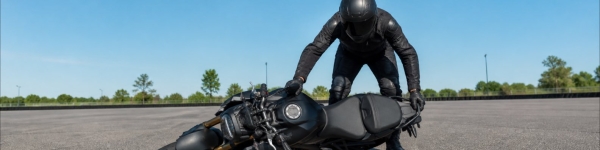 Comment relever une moto après une chute sans se blesser ?