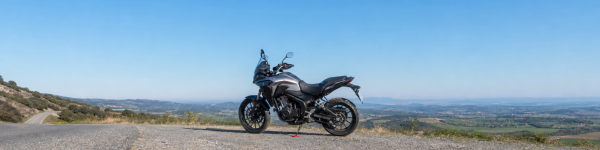 Stationner une moto en pente ou sur sol meuble : les bons réflexes