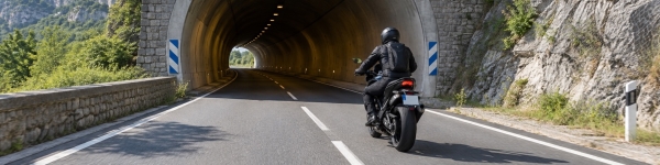 Traverser un tunnel à moto : anticiper les changements de lumière