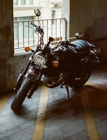 Photo d'une moto stationnée sur un marquage au sol