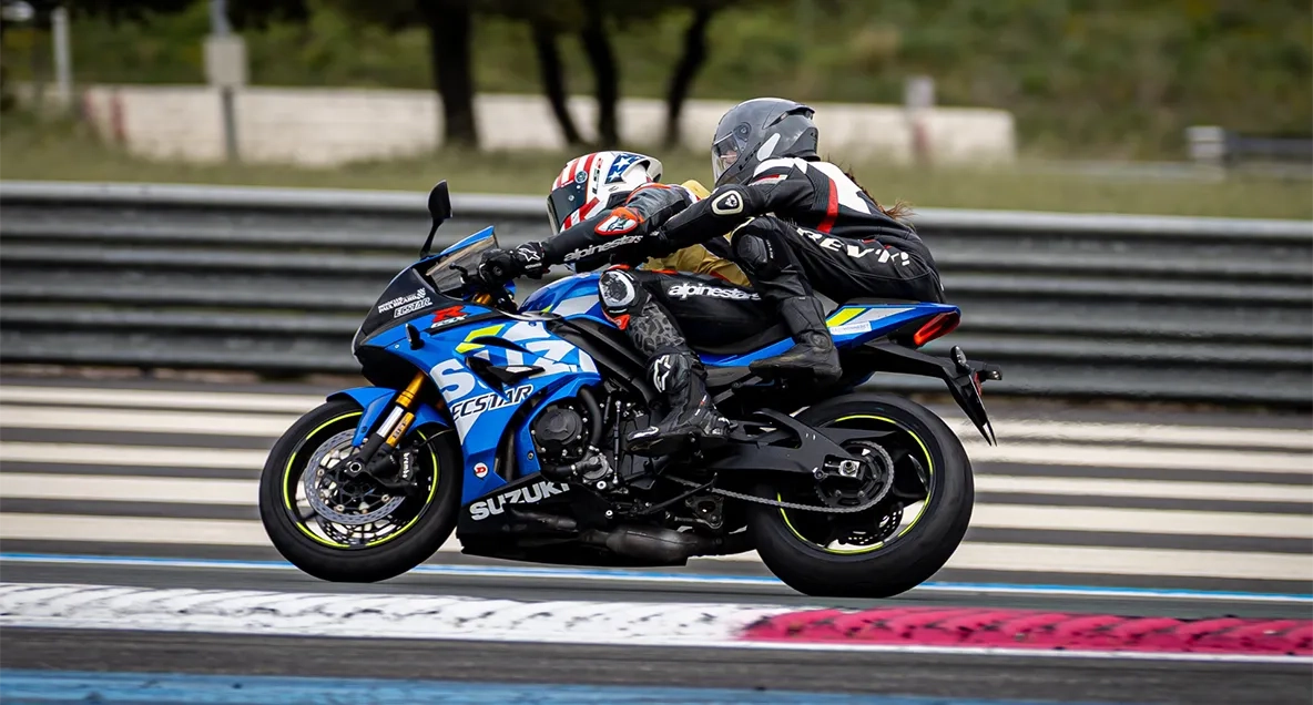 Baptême de piste avec Régis Laconi en pleine action sur Suzuki GSX-R 1000 R au Circuit Paul Ricard