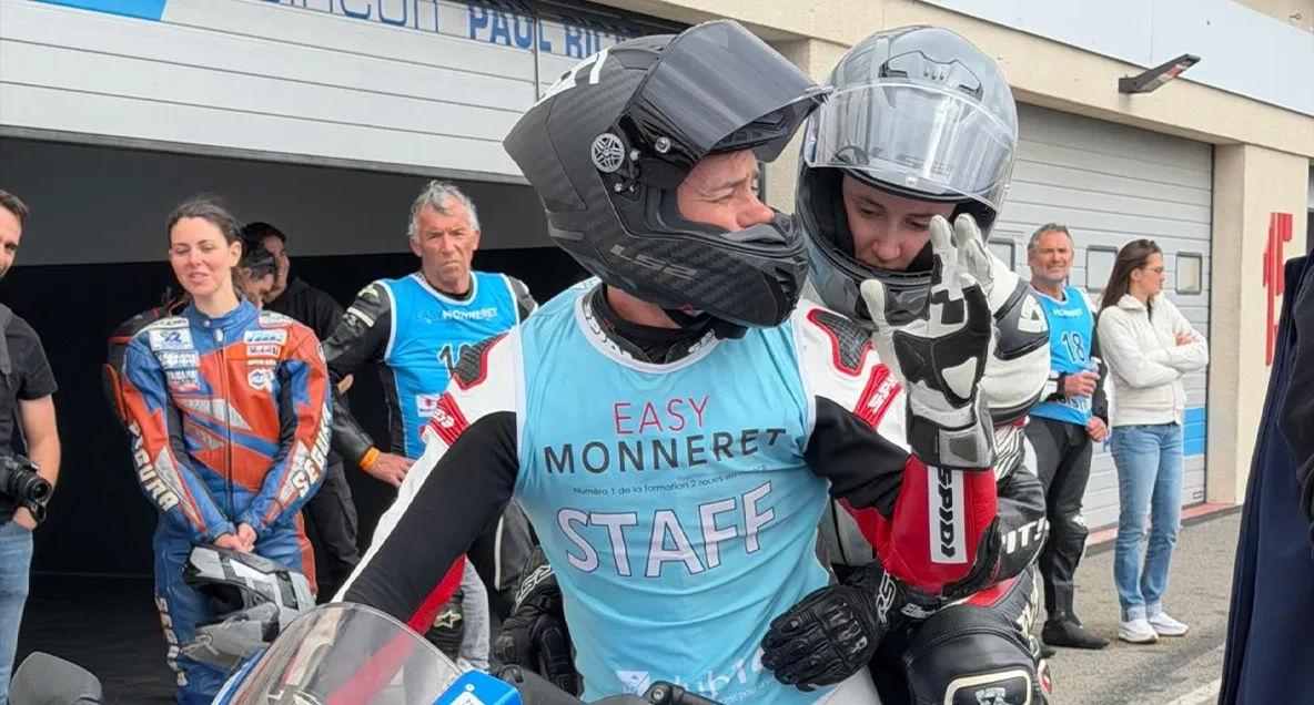 Régis Laconi accompagne une passagère après son baptême de piste EasyMonneret au Paul Ricard