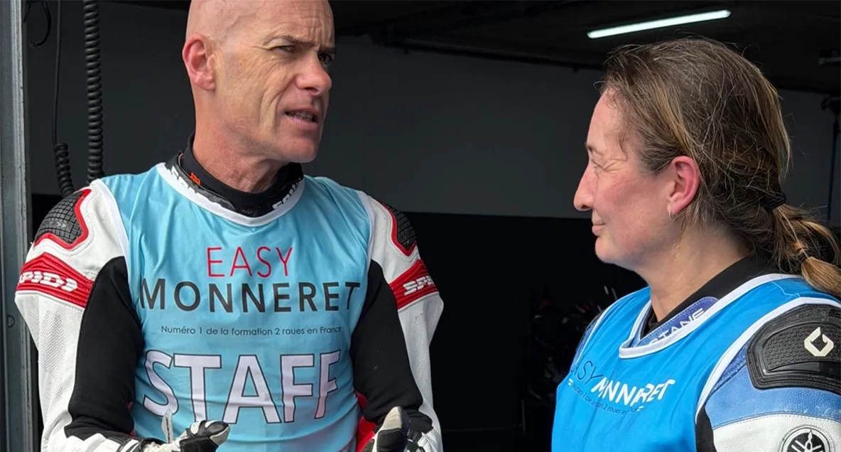 Régis Laconi échange avec une participante avant un baptême de piste EasyMonneret sur le tracé du Bol d'Or