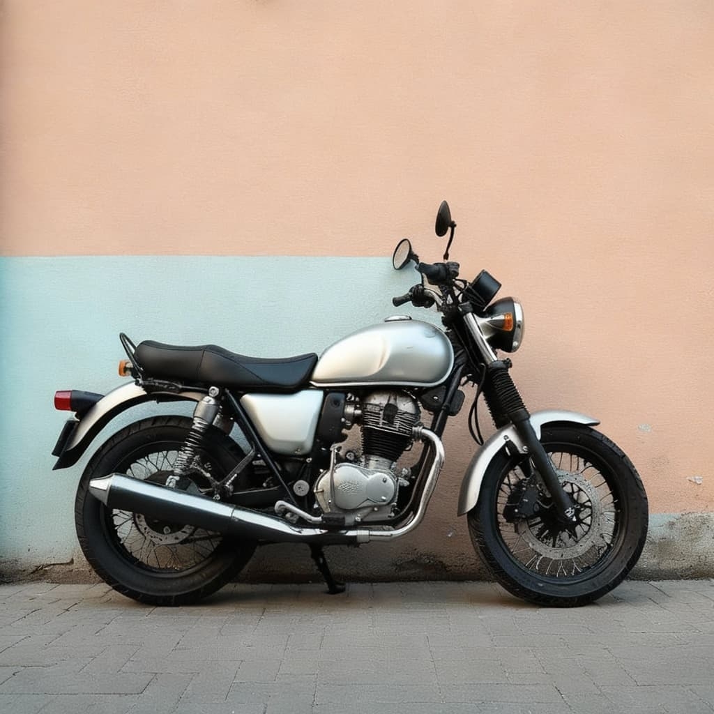 Moto argentée accessible avec un permis 125 ou une formation 125