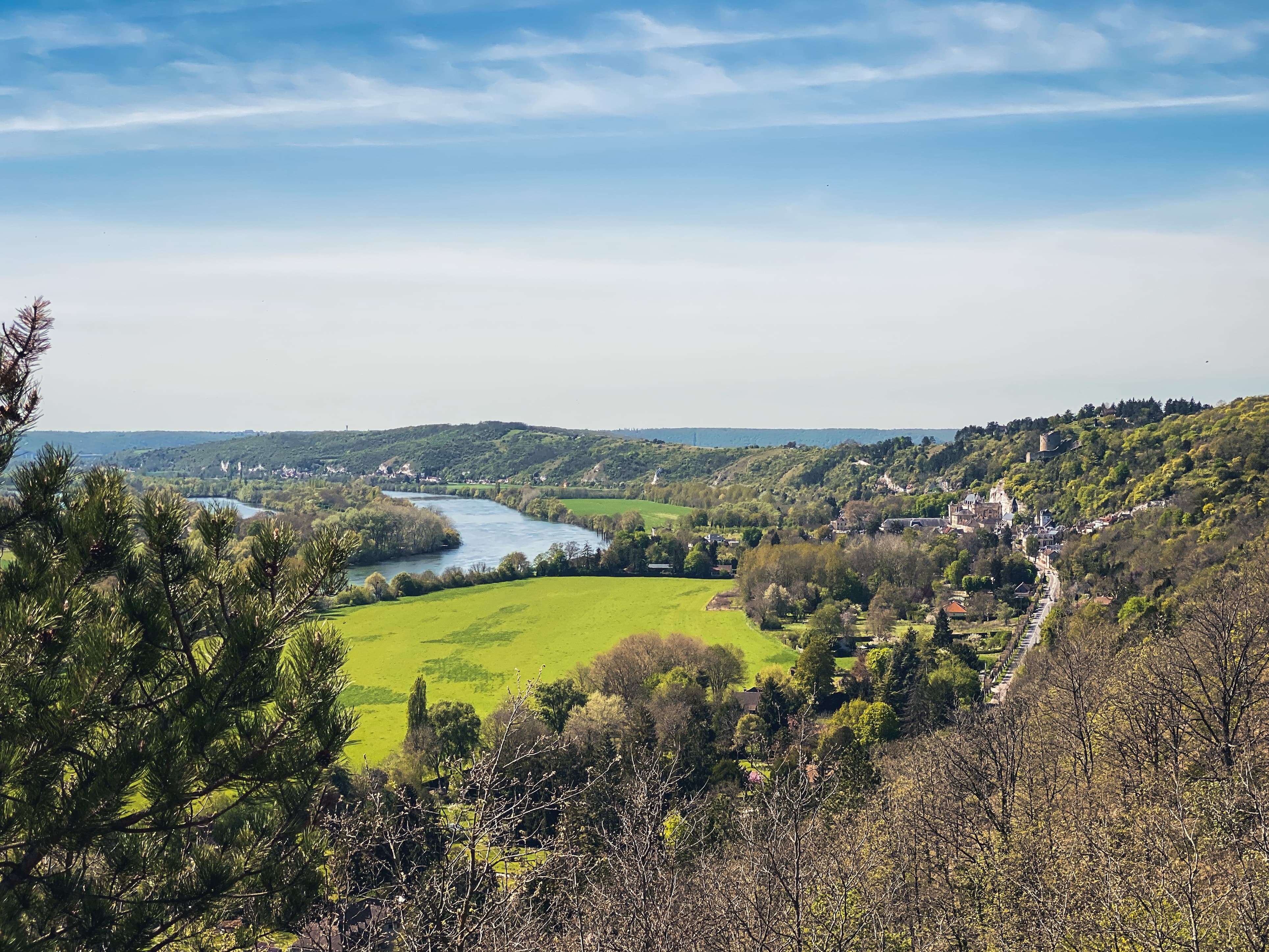 Vallée de la Seine dans le Parc naturel régional du Vexin français Vu de la Seine en hauteur entre deux collines. Au second plan, la Seine passe devant le Château de La Roche-Guyon.