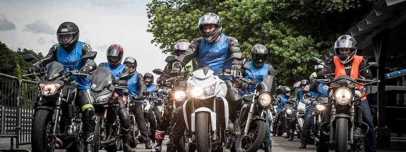 Passer son permis moto ou commencer en 125 ?