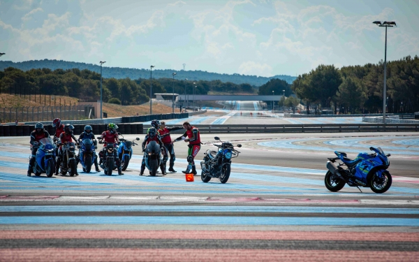 Illustration d'une formation moto sur une piste de circuit