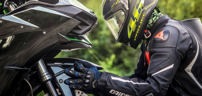 L'homme Dans Une Moto Avec Un Casque Et Des Gants Est Un Vêtement De  Protection Pour La Moto