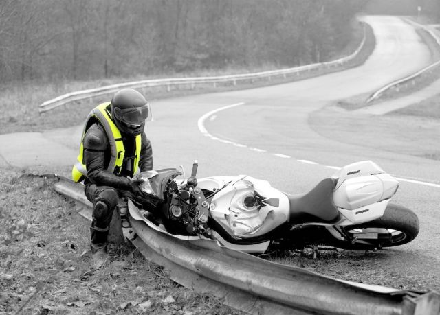 Utilisez un gilet de sécurité vert pour la récolte d'un conducteur mâle  méconnaissable téléphoner et demander de l'aide après un accident de voiture  dans le pays route Photo Stock - Alamy