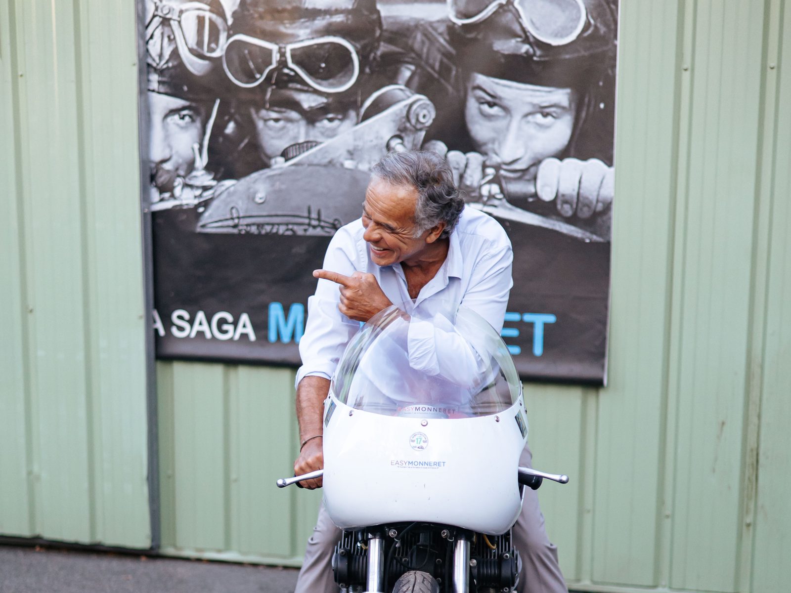Moto de course exposée devant les photos de La Saga Monneret à Deauville