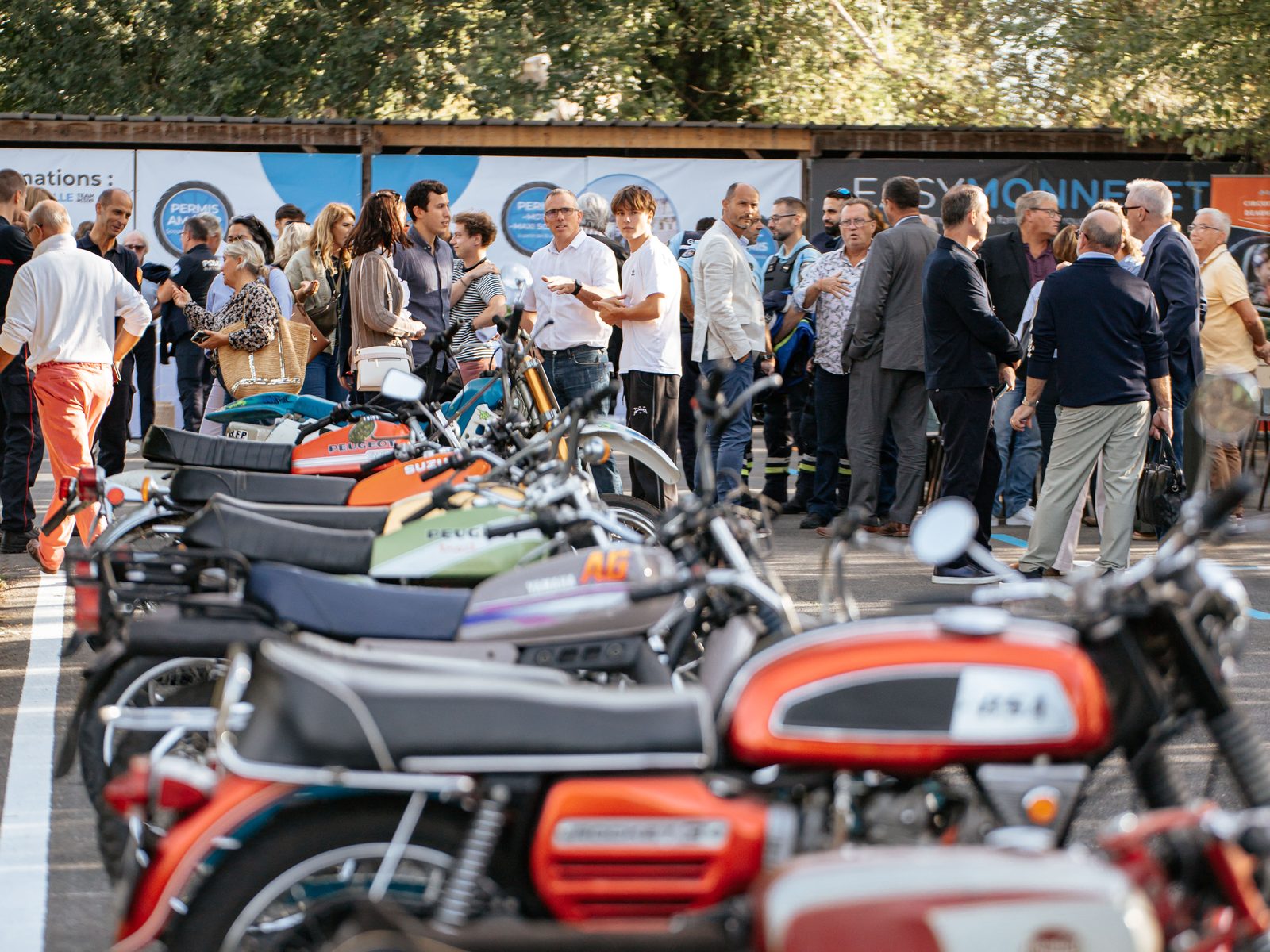 Exposition de motos anciennes de la famille Monneret au Circuit de Deauville