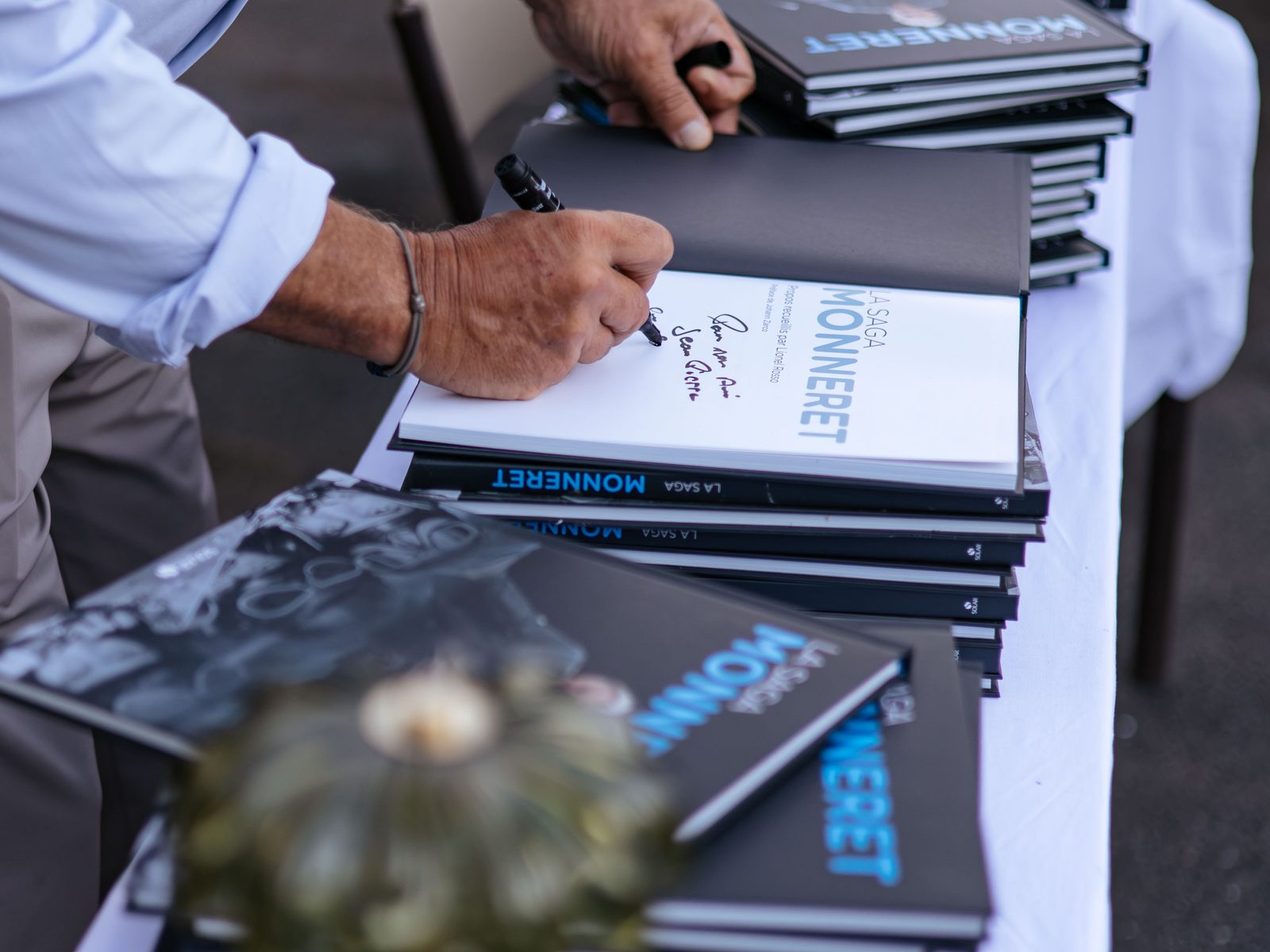 Livres La Saga Monneret dédicacés lors de l'inauguration à Deauville