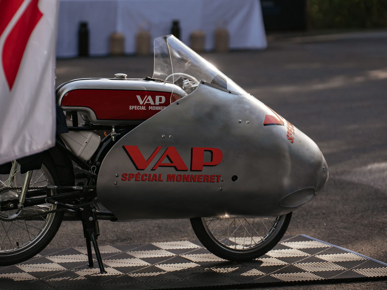 Moto VAP Spécial Monneret exposée lors de l'inauguration EasyMonneret Deauville