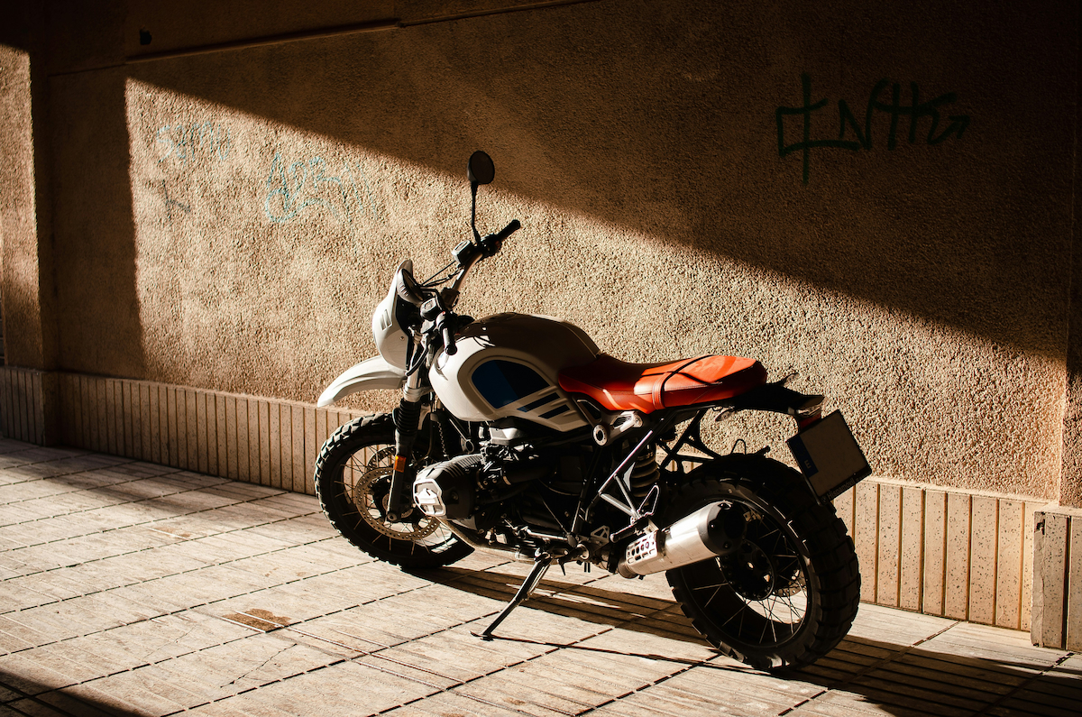 Photo d'une moto stationnée dans un garage