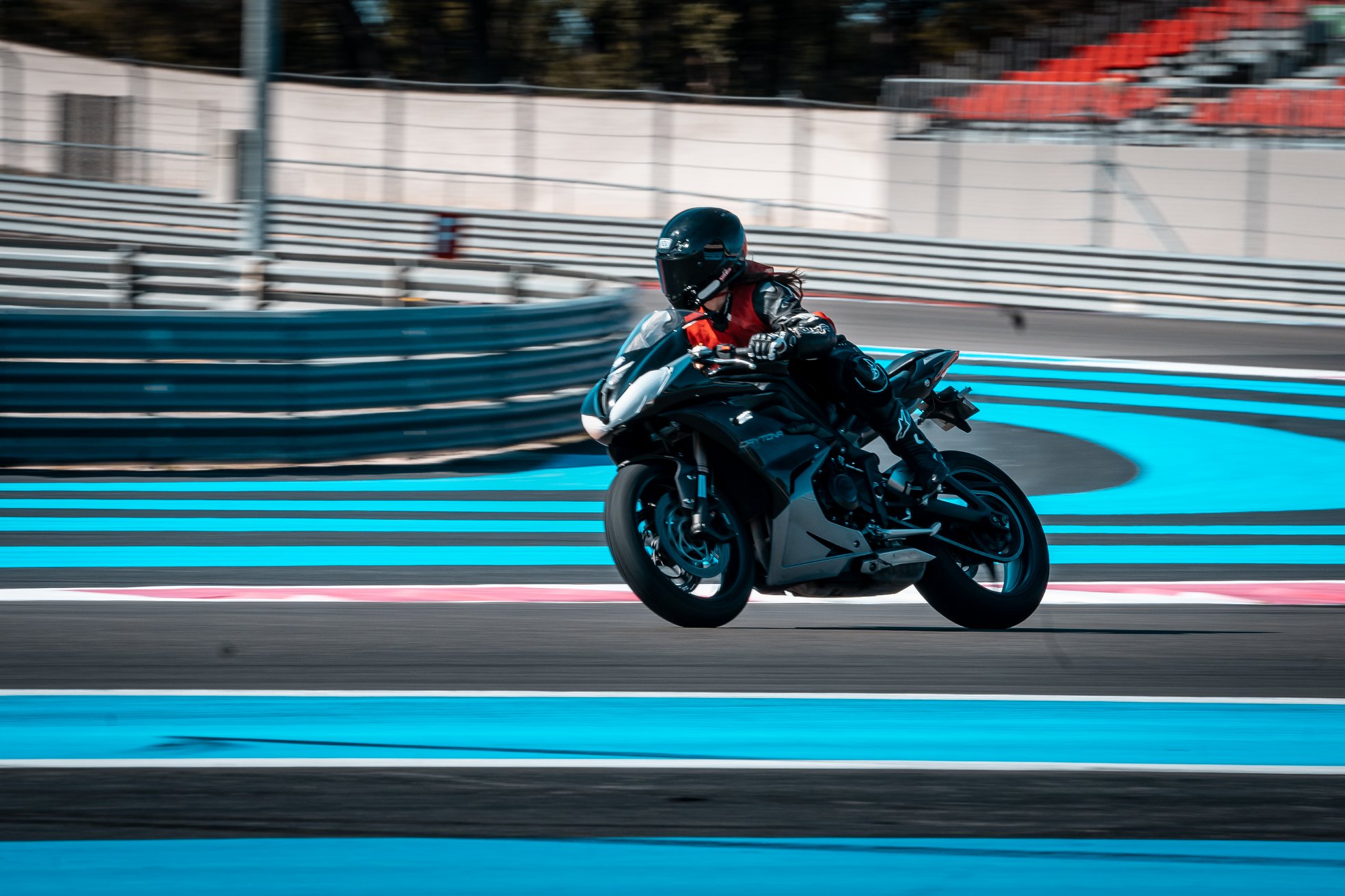 Photographie illustrant une formation moto-école Easymonneret sur le célèbre circuit Paul Ricard du Castellet