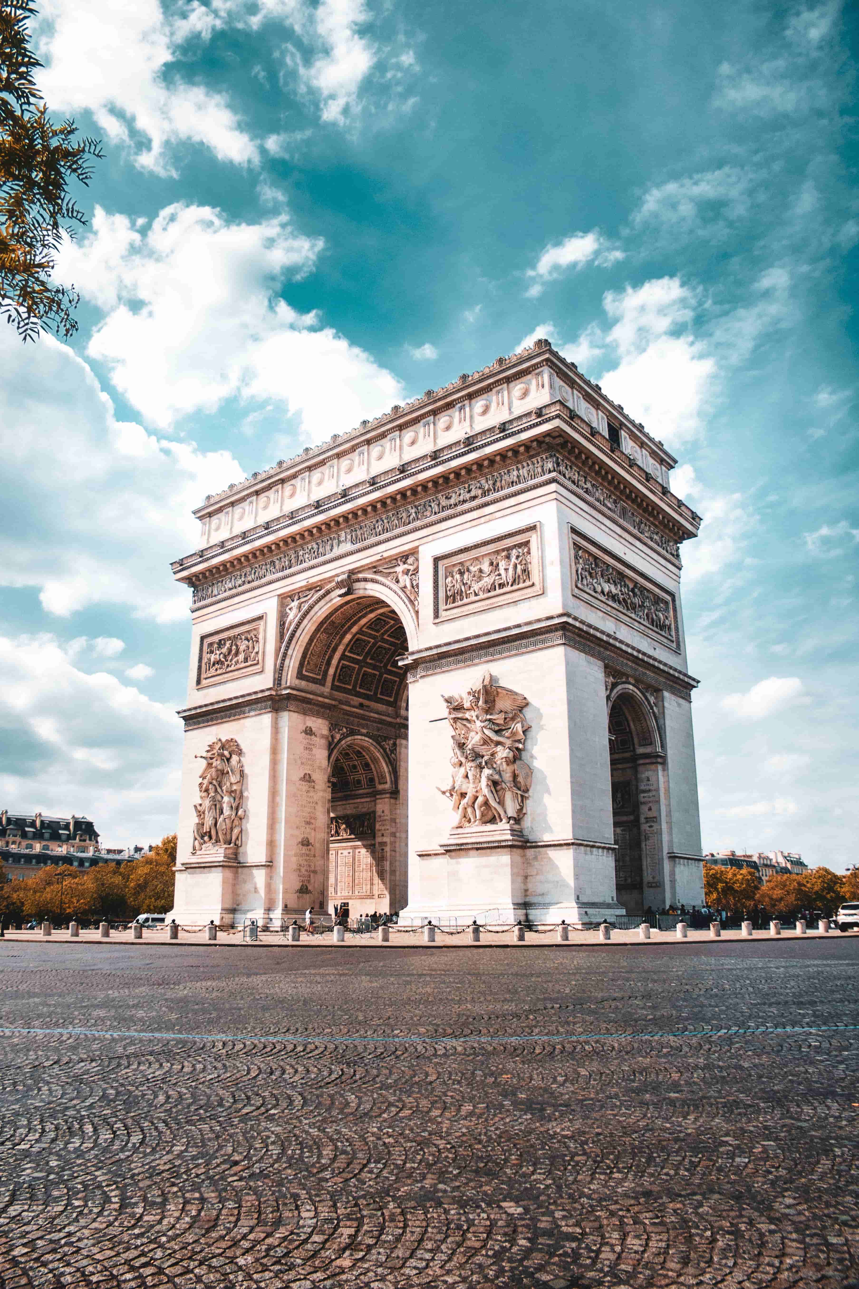 Photo de l'Arc de Triomphe sur le rond-point de l'Etoile à Paris