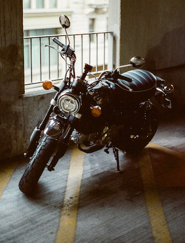 Photo d'une moto stationnée sur un marquage au sol