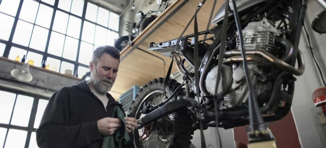 Contrôle technique d'une moto effectué par un garagiste