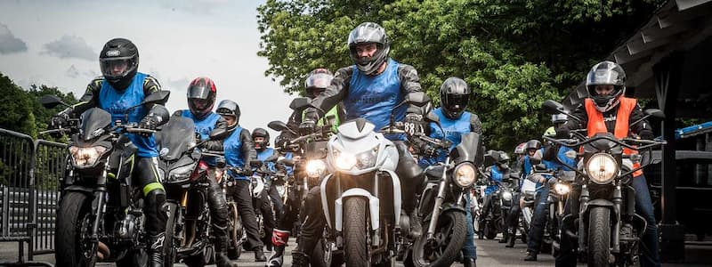 Passer son permis moto ou commencer en 125 ?
