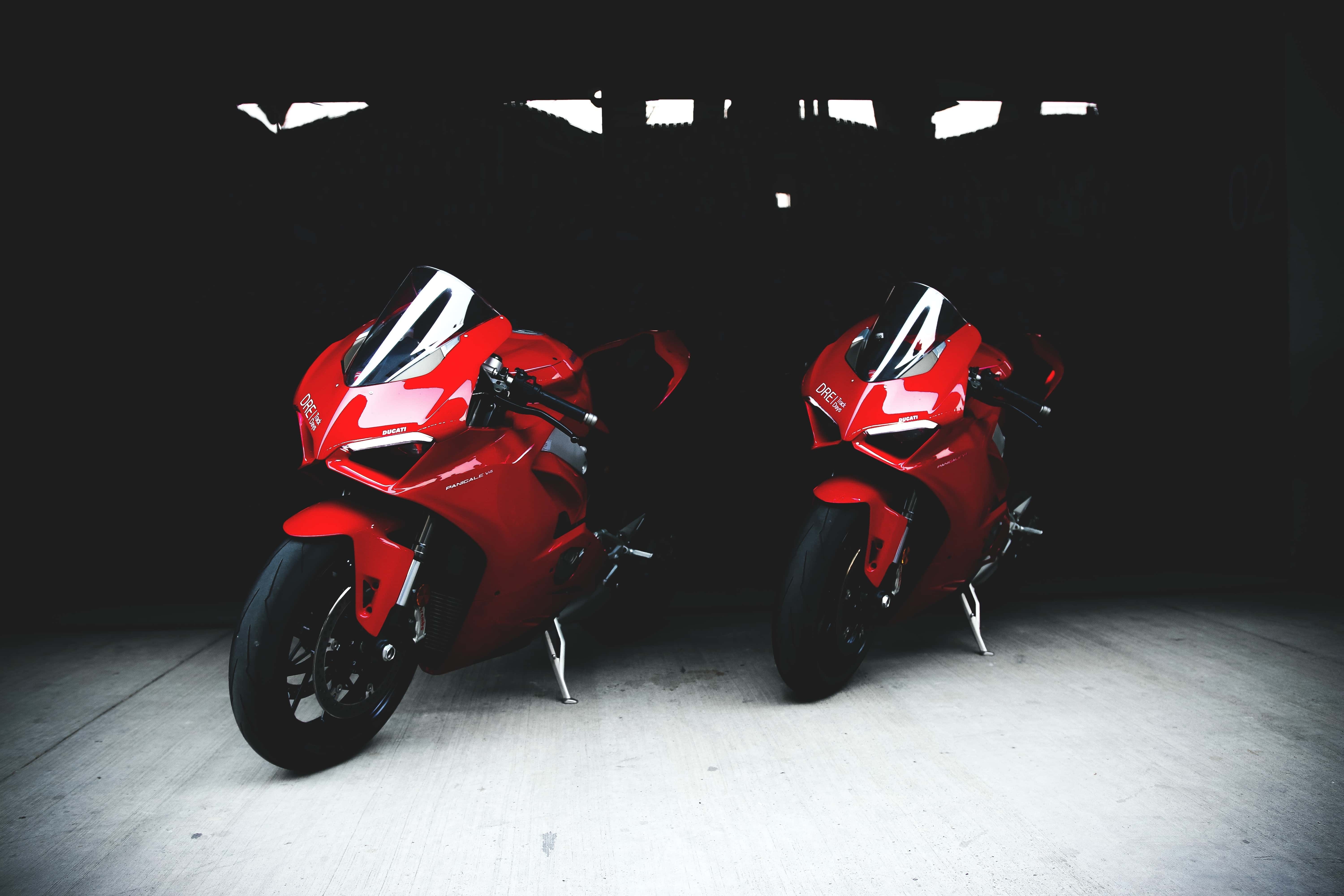 Photo de deux Ducati Panigale V4 côte à côte