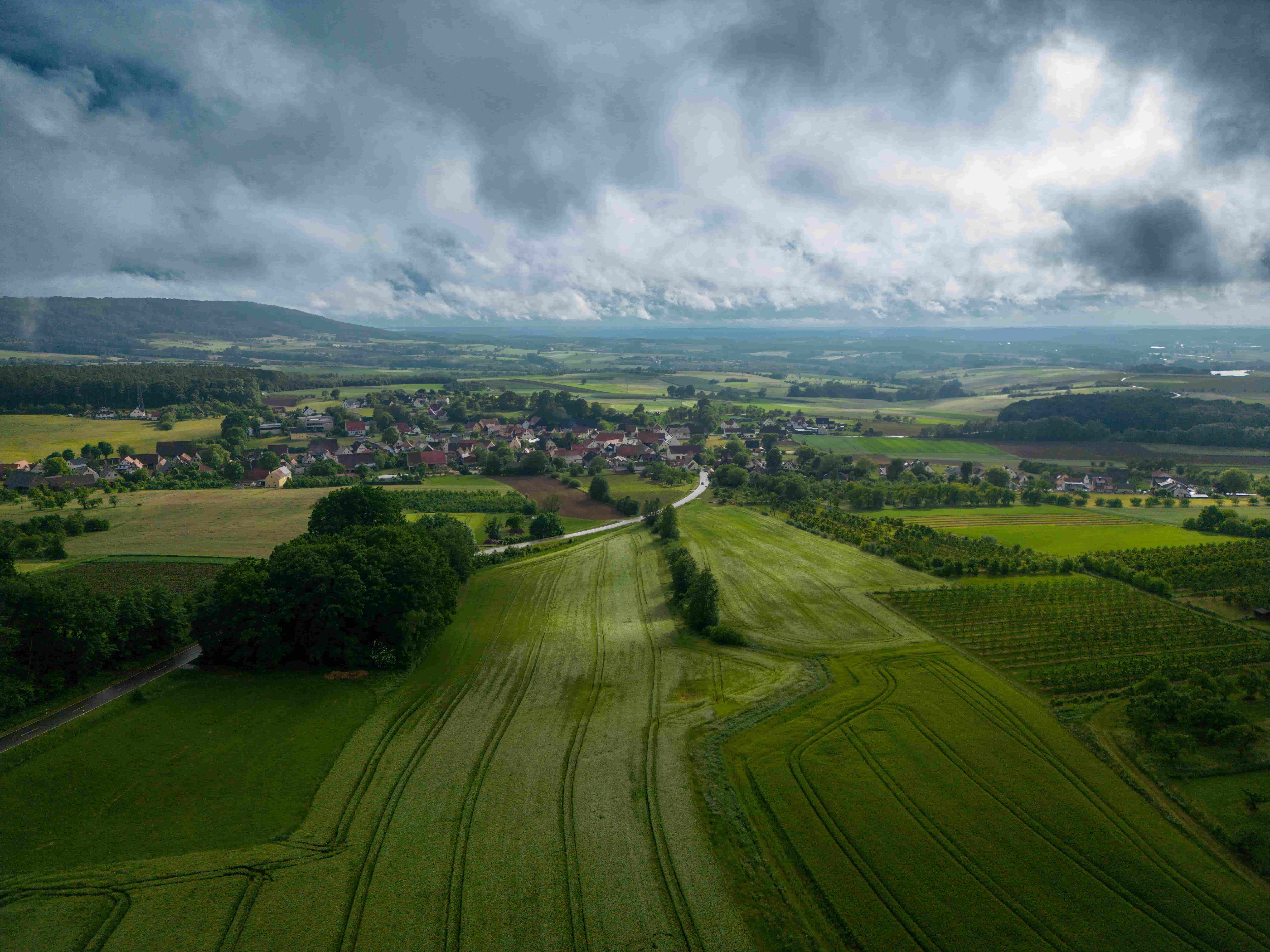 Photo aérienne d'un village rural