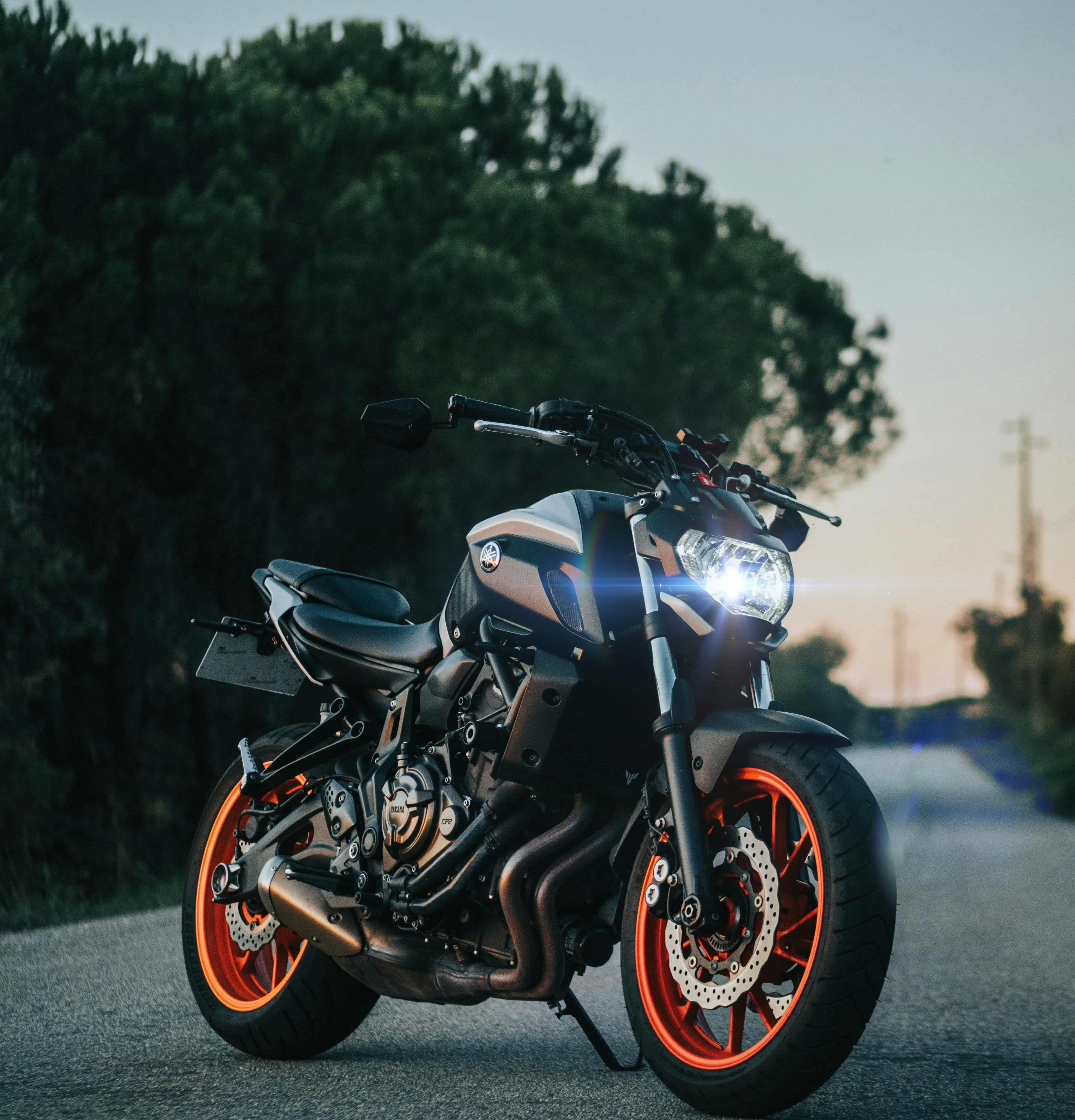 Photo d'un yamaha MT-07 modèle 2018 à l'arrêt sur la route Photo d'un yamaha MT-07 modèle 2018 à l'arrêt sur la route